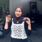 Warga menunjukkan produk Petis Sri Aya Bangkalan. (NUR FITRIA / KLIKMADURA)