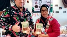 Owner YYBakery, Handriyani saat menghadiri salah satu kegiatan. (NUR FITRIA / KLIKMADURA)