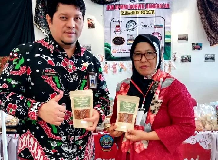 Owner YYBakery, Handriyani saat menghadiri salah satu kegiatan. (NUR FITRIA / KLIKMADURA)