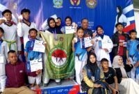 Puluhan atlet taekwondo Kodim Bangkalan foto bersama usai mendapatkan medali. (ISTIMEWA)