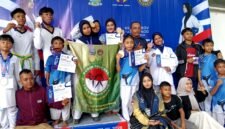 Puluhan atlet taekwondo Kodim Bangkalan foto bersama usai mendapatkan medali. (ISTIMEWA)