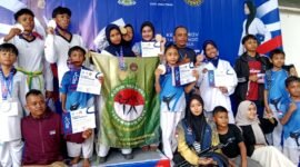 Puluhan atlet taekwondo Kodim Bangkalan foto bersama usai mendapatkan medali. (ISTIMEWA)