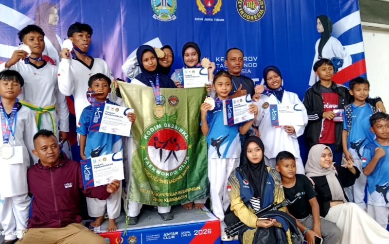 Puluhan atlet taekwondo Kodim Bangkalan foto bersama usai mendapatkan medali. (ISTIMEWA)