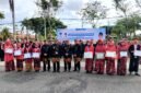 Bupati Pamekasan Dr. KH. Kholilurrahman foto bersama siswa dan guru berprestasi pada peringatan Hardiknas 2026. (ISTIMEWA)