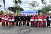 Bupati Pamekasan Dr. KH. Kholilurrahman foto bersama siswa dan guru berprestasi pada peringatan Hardiknas 2026. (ISTIMEWA)