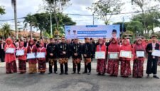 Bupati Pamekasan Dr. KH. Kholilurrahman foto bersama siswa dan guru berprestasi pada peringatan Hardiknas 2026. (ISTIMEWA)