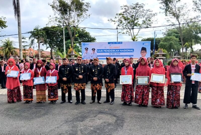 Bupati Pamekasan Dr. KH. Kholilurrahman foto bersama siswa dan guru berprestasi pada peringatan Hardiknas 2026. (ISTIMEWA)