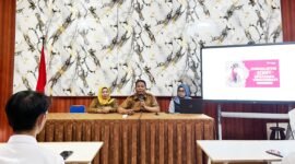 Kepala SMKN 1 Pamekasan Rustam Efendy menyampaikan sambutan di giat BTS (LAILIYATUN NURIYAH/KLIK MADURA).