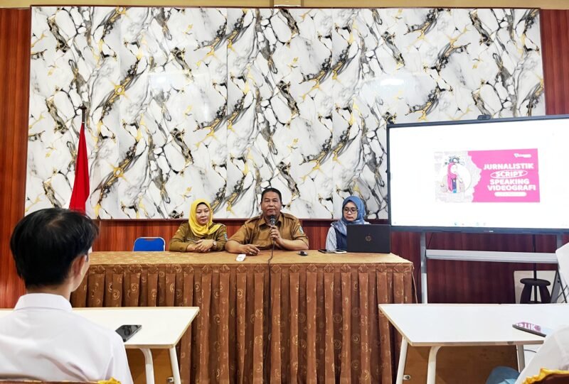 Kepala SMKN 1 Pamekasan Rustam Efendy menyampaikan sambutan di giat BTS (LAILIYATUN NURIYAH/KLIK MADURA).