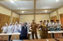 Direktur Klik Madura, Sari Purwati (kiri) foto bersama guru dan peserta BTS di SMKN 1 Pamekasan. (LAILIYATUN NURIYAH / KLIKMADURA)