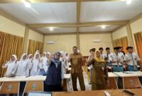 Direktur Klik Madura, Sari Purwati (kiri) foto bersama guru dan peserta BTS di SMKN 1 Pamekasan. (LAILIYATUN NURIYAH / KLIKMADURA)