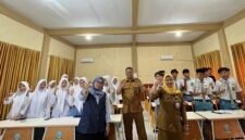 Direktur Klik Madura, Sari Purwati (kiri) foto bersama guru dan peserta BTS di SMKN 1 Pamekasan. (LAILIYATUN NURIYAH / KLIKMADURA)