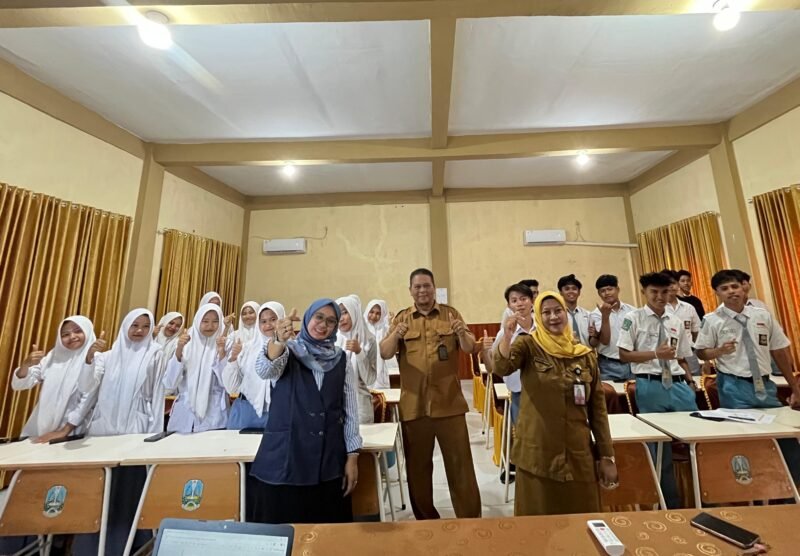 Direktur Klik Madura, Sari Purwati (kiri) foto bersama guru dan peserta BTS di SMKN 1 Pamekasan. (LAILIYATUN NURIYAH / KLIKMADURA)