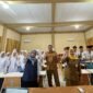 Direktur Klik Madura, Sari Purwati (kiri) foto bersama guru dan peserta BTS di SMKN 1 Pamekasan. (LAILIYATUN NURIYAH / KLIKMADURA)