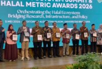 Para penerima platinum awards foto bersama usai penyerahan penghargaan. (ISTIMEWA)