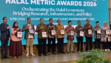 Para penerima platinum awards foto bersama usai penyerahan penghargaan. (ISTIMEWA)