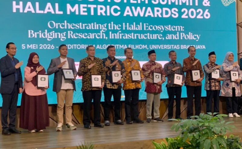 Para penerima platinum awards foto bersama usai penyerahan penghargaan. (ISTIMEWA)