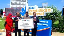 Kepala SMAN 2 Pamekasan, Moh. Arifin (kanan) menunjukkan penghargaan Lencana Jer Basuki Mawa Beya yang diserahkan Gubernur Jatim, Khofifah Indar Parawansa. (ISTIMEWA)