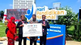 Kepala SMAN 2 Pamekasan, Moh. Arifin (kanan) menunjukkan penghargaan Lencana Jer Basuki Mawa Beya yang diserahkan Gubernur Jatim, Khofifah Indar Parawansa. (ISTIMEWA)
