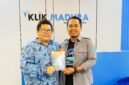 Wakil Rektor III UIN Sunan Kalijaga, Prof. Dr. Abdur Rozak menerima buku 