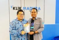 Wakil Rektor III UIN Sunan Kalijaga, Prof. Dr. Abdur Rozak menerima buku 