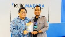 Wakil Rektor III UIN Sunan Kalijaga, Prof. Dr. Abdur Rozak menerima buku 