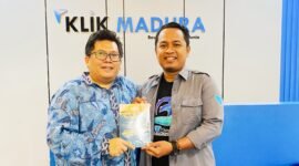 Wakil Rektor III UIN Sunan Kalijaga, Prof. Dr. Abdur Rozak menerima buku 
