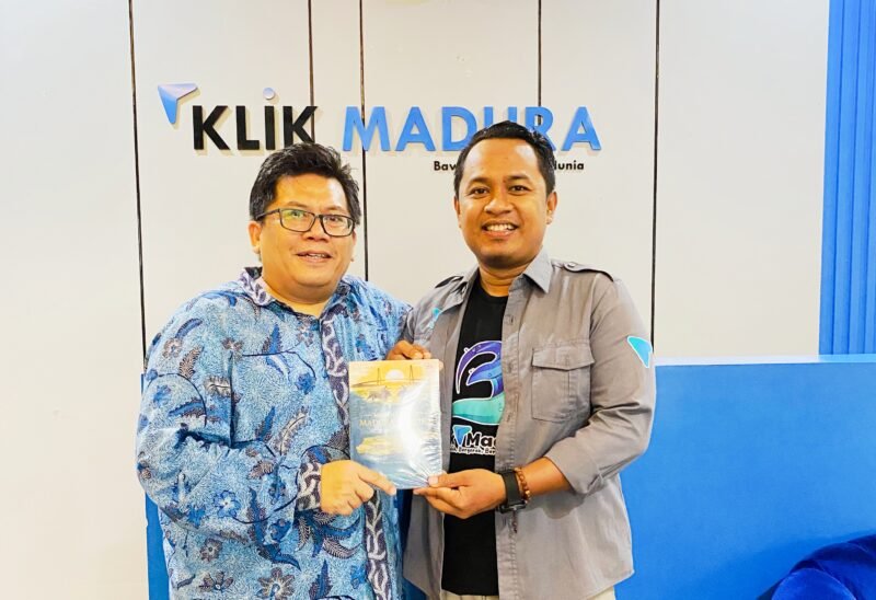 Wakil Rektor III UIN Sunan Kalijaga, Prof. Dr. Abdur Rozak menerima buku 