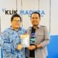Wakil Rektor III UIN Sunan Kalijaga, Prof. Dr. Abdur Rozak menerima buku 