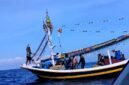 Nelayan asal Desa Branta Tinggi, Kecamatan Tlanakan saat menangkap ikan di perairan Pulau Gili Raja, Sumenep sebelum digiring ke darat. (ISTIMEWA)