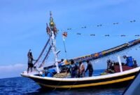 Nelayan asal Desa Branta Tinggi, Kecamatan Tlanakan saat menangkap ikan di perairan Pulau Gili Raja, Sumenep sebelum digiring ke darat. (ISTIMEWA)