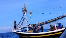 Nelayan asal Desa Branta Tinggi, Kecamatan Tlanakan saat menangkap ikan di perairan Pulau Gili Raja, Sumenep sebelum digiring ke darat. (ISTIMEWA)