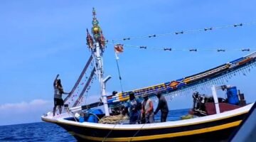 Nelayan asal Desa Branta Tinggi, Kecamatan Tlanakan saat menangkap ikan di perairan Pulau Gili Raja, Sumenep sebelum digiring ke darat. (ISTIMEWA)