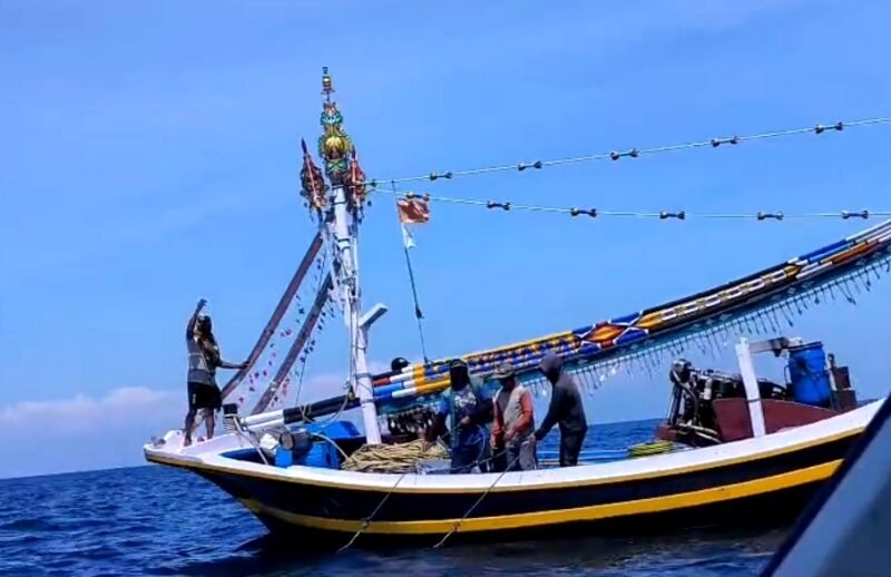 Nelayan asal Desa Branta Tinggi, Kecamatan Tlanakan saat menangkap ikan di perairan Pulau Gili Raja, Sumenep sebelum digiring ke darat. (ISTIMEWA)