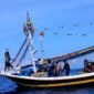Nelayan asal Desa Branta Tinggi, Kecamatan Tlanakan saat menangkap ikan di perairan Pulau Gili Raja, Sumenep sebelum digiring ke darat. (ISTIMEWA)