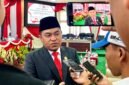Ketua DPRD Pamekasan, Ali Masykur saat diwawancara sejumlah awak media. (MOH. IQBALUL KHAVEI MZ / KLIKMADURA)