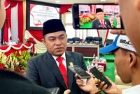 Ketua DPRD Pamekasan, Ali Masykur saat diwawancara sejumlah awak media. (MOH. IQBALUL KHAVEI MZ / KLIKMADURA)