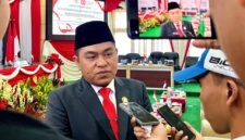 Ketua DPRD Pamekasan, Ali Masykur saat diwawancara sejumlah awak media. (MOH. IQBALUL KHAVEI MZ / KLIKMADURA)