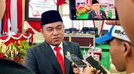 Ketua DPRD Pamekasan, Ali Masykur saat diwawancara sejumlah awak media. (MOH. IQBALUL KHAVEI MZ / KLIKMADURA)