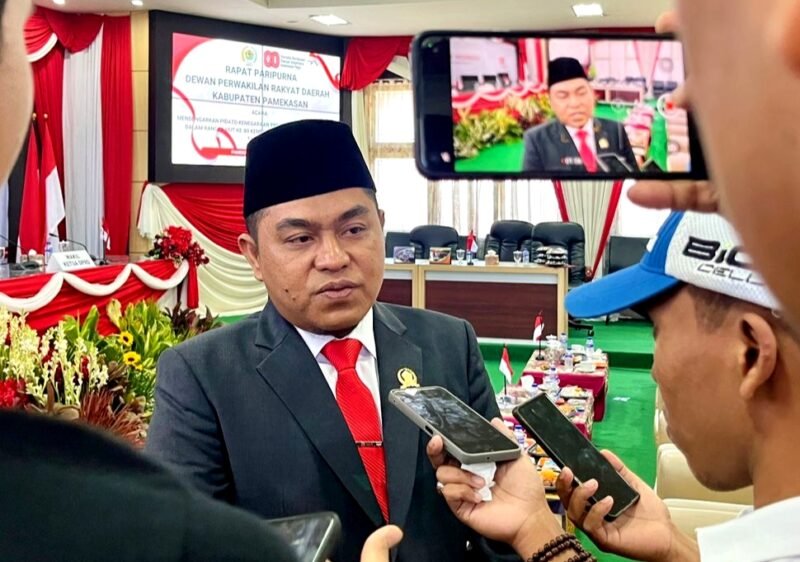 Ketua DPRD Pamekasan, Ali Masykur saat diwawancara sejumlah awak media. (MOH. IQBALUL KHAVEI MZ / KLIKMADURA)