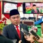 Ketua DPRD Pamekasan, Ali Masykur saat diwawancara sejumlah awak media. (MOH. IQBALUL KHAVEI MZ / KLIKMADURA)