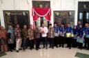 Rektor UTM, Prof Safi menyerahkan cinderamata kepada Bupati Sampang H. Slamet Junaidi didampingi para wakil rektor dan pejabat Pemkab Sampang. (ISTIMEWA)