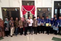 Rektor UTM, Prof Safi menyerahkan cinderamata kepada Bupati Sampang H. Slamet Junaidi didampingi para wakil rektor dan pejabat Pemkab Sampang. (ISTIMEWA)