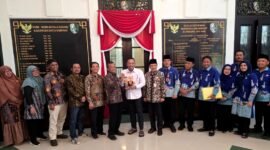 Rektor UTM, Prof Safi menyerahkan cinderamata kepada Bupati Sampang H. Slamet Junaidi didampingi para wakil rektor dan pejabat Pemkab Sampang. (ISTIMEWA)