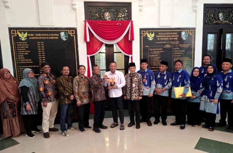 Rektor UTM, Prof Safi menyerahkan cinderamata kepada Bupati Sampang H. Slamet Junaidi didampingi para wakil rektor dan pejabat Pemkab Sampang. (ISTIMEWA)