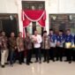 Rektor UTM, Prof Safi menyerahkan cinderamata kepada Bupati Sampang H. Slamet Junaidi didampingi para wakil rektor dan pejabat Pemkab Sampang. (ISTIMEWA)