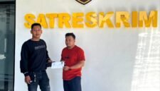 Dua Aktivis dari Forum Mahasiswa dan Masyarakat Revolusi (FORMAASI) dan Tim Pencari Fakta Nusantara menunjukkan berkas laporan di Polres Pamekasan, Jumat (8/5/2026).