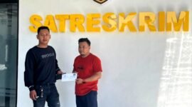 Dua Aktivis dari Forum Mahasiswa dan Masyarakat Revolusi (FORMAASI) dan Tim Pencari Fakta Nusantara menunjukkan berkas laporan di Polres Pamekasan, Jumat (8/5/2026).