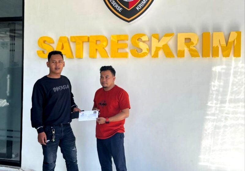 Dua Aktivis dari Forum Mahasiswa dan Masyarakat Revolusi (FORMAASI) dan Tim Pencari Fakta Nusantara menunjukkan berkas laporan di Polres Pamekasan, Jumat (8/5/2026).