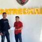Dua Aktivis dari Forum Mahasiswa dan Masyarakat Revolusi (FORMAASI) dan Tim Pencari Fakta Nusantara menunjukkan berkas laporan di Polres Pamekasan, Jumat (8/5/2026).